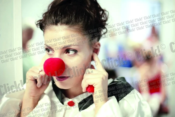 Vedeta e implicată într-un  proiect umanitar. Merge  prin spitalele pentru copii şi  joacă roluri amuzante