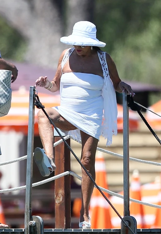 Joan Collins, vacanţă pe iaht la Saint-Tropez