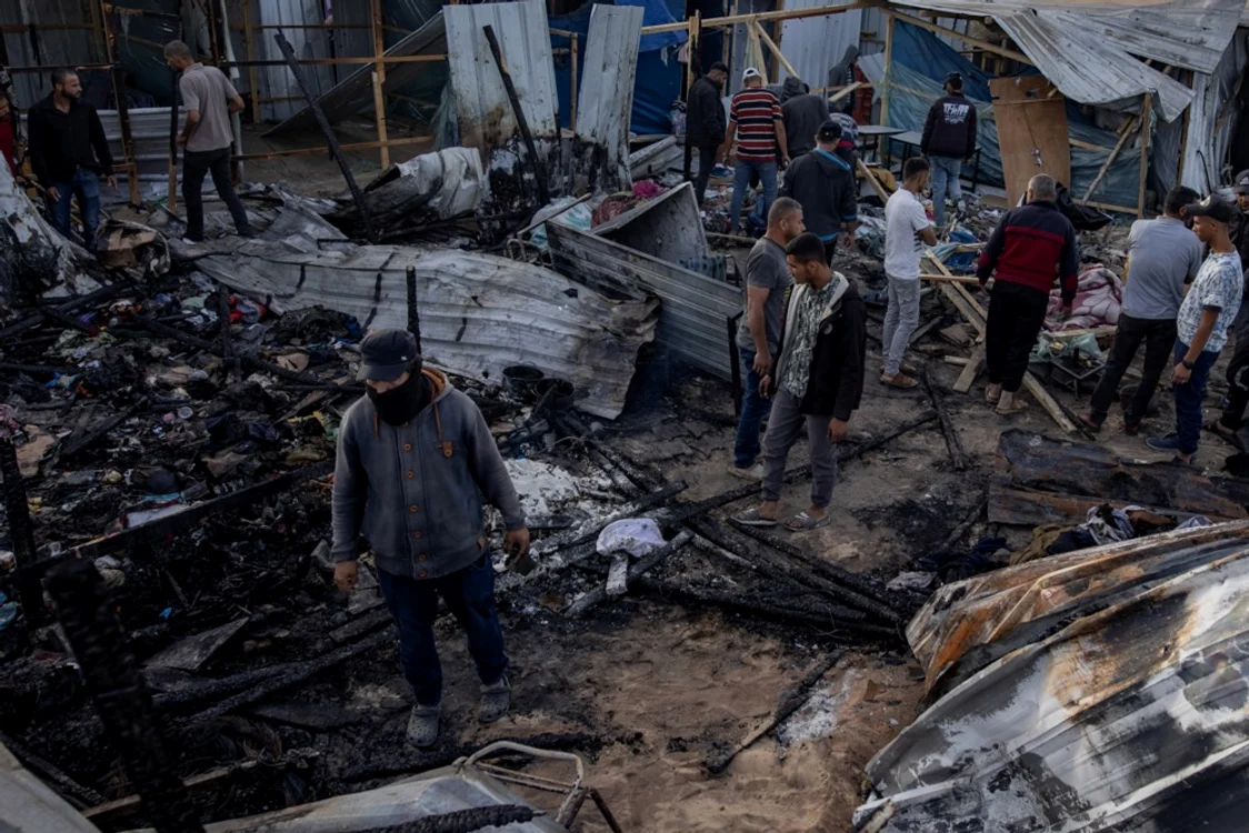 Urmările unui bombardament israelian asupra unei tabere din Rafah FOTO EPA-EFE