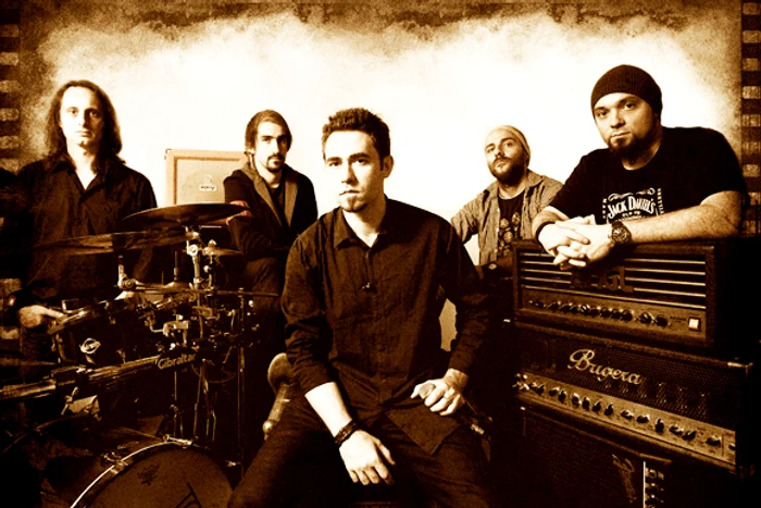 Bogdan Enache, Mihai Alexandru, Vlad Țelea și Alex Pascu (în spate, de la stânga la dreapta) și-au pierdut viața în urma incendiului din clubul „Colectiv”. Singurul supraviețuitor: Andrei Găluț (prim-plan)