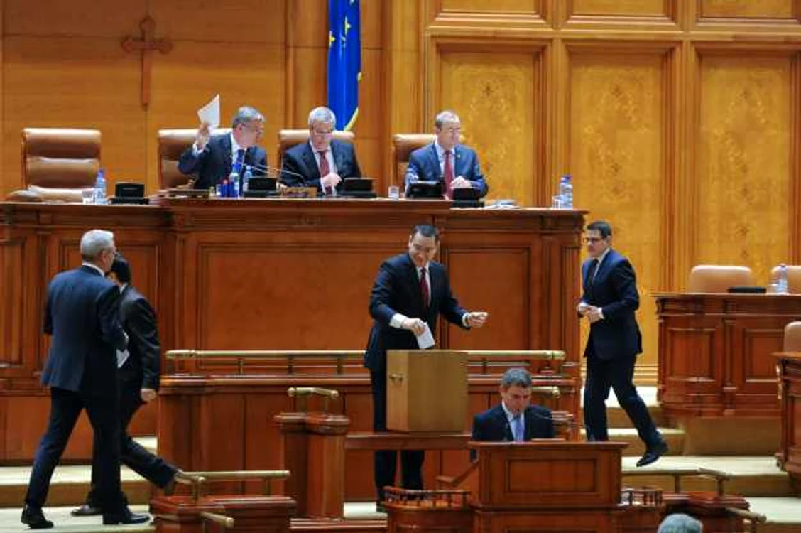 Victor Ponta în Parlament la vot - Eduard Hellvig sef SRI  FOTO Mediafax