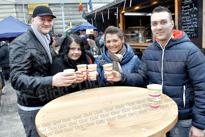 Pe gheaţa din Parcul Drumul Taberei s-au distrat ieri  sute de bucureşteni. Accesul pe patinoar costă 15 lei/zi,  iar închirierea patinelor costă între 10 şi 20 de lei (Fotografii: Sever Gheorghe)
