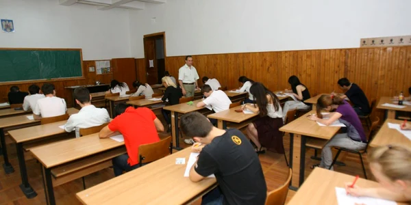 Elevii cer banii înapoi de la preşedintele fundaţiei care patronează şcoala