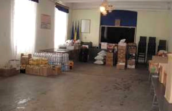 Pachetele pentru sinistraţi sunt adunate la Unitatea Militară