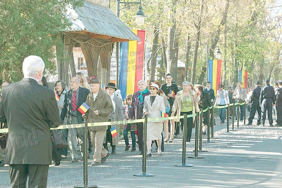 Sărbătoritul a salutat din balcon (Fotografii: Sever Gheorghe)