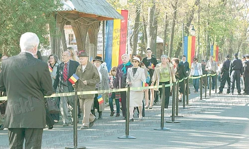 Sărbătoritul  a salutat  din balcon (Fotografii: Sever Gheorghe) jpeg