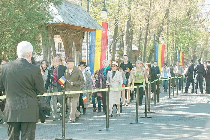 Sărbătoritul  a salutat  din balcon (Fotografii: Sever Gheorghe)