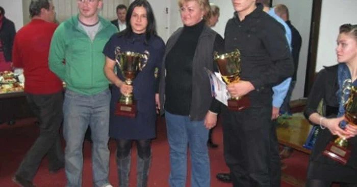 Adrian Pop, Bianca Lazăr Fazekas, Livia Mehes (antrenoare) şi Alexandru Mehes 