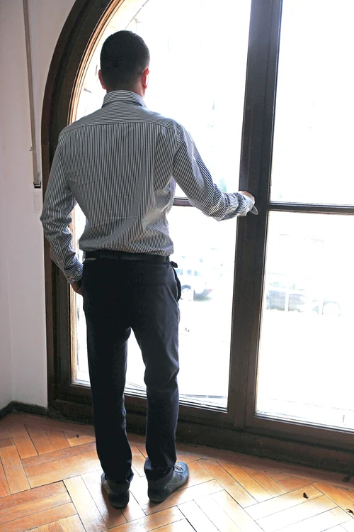 
    Fiscul trimite pe teren angajaţi care urmăresc dacă patronii localurilor respectă legea. Radu Constantin lucrează la Direcţia Antifraudă BucureştiFoto: Sever Gheorghe   