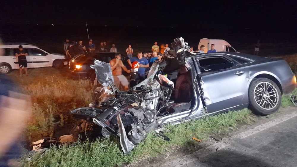 Tată și fiică, morți într-un accident groaznic, la câțiva kilometri de casă. Bărbatul venise în concediu, la familie FOTO