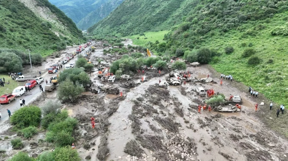 Viitură devastatoare într-o zonă de camping din China. Zece persoane au murit, iar alte 23 au fost rănite