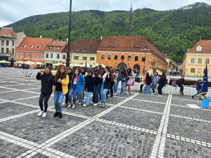 Ziua Europei, sărbătorită cu „Odă bucuriei” și „Brașoveanca” la Colegiul Honterus din Brașov