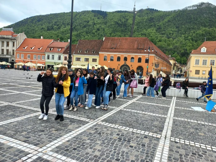 De Ziua Europei, în Piața Sfatului s-a dansat „Brașoveanca” FOTO Ioan Buciumar