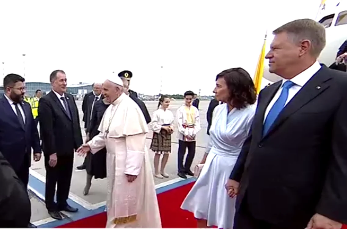 Emoționat, Klaus Iohannis a ținut-o strâns de mână pe soția sa