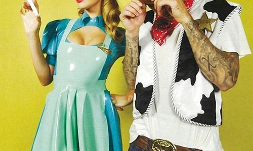 Hailey, de 23 de ani, a fost asistenta medicală  din ”Ratched”, iar Justin Bieber, de 26 de ani,  a fost cowboy, doar în blugi şi tricou jpeg