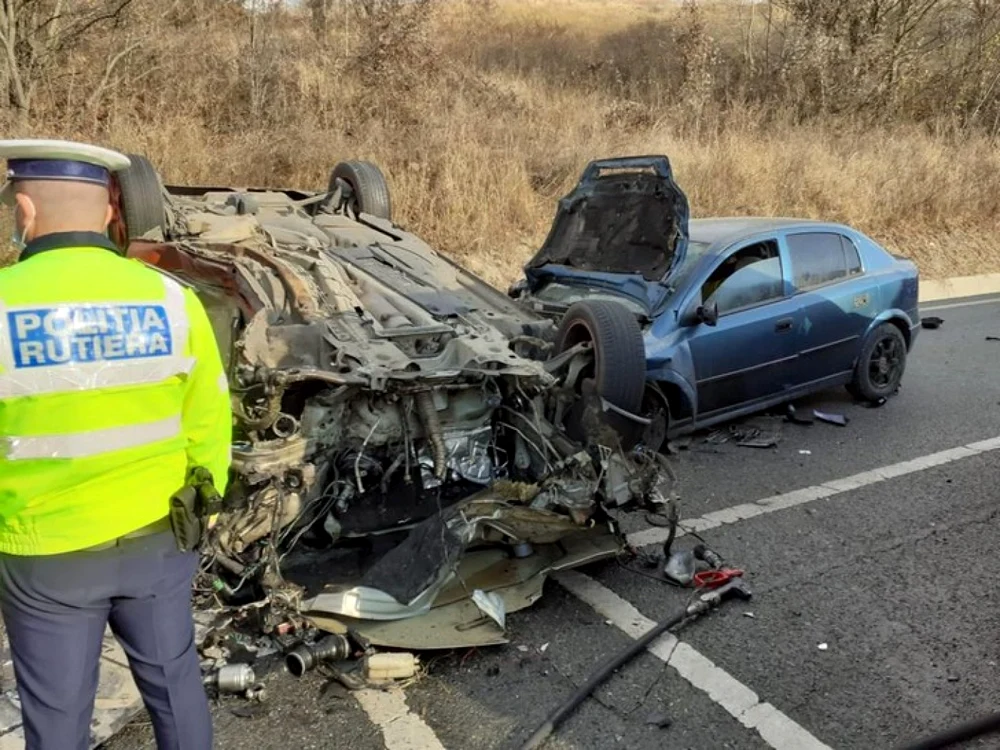Două dintre autovehiculele implicate în accident FOTO vremeanoua.ro