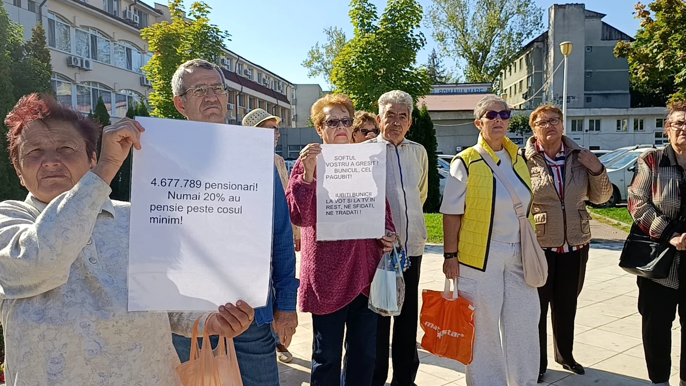 grup_pensionari_cu_mesaje_protest