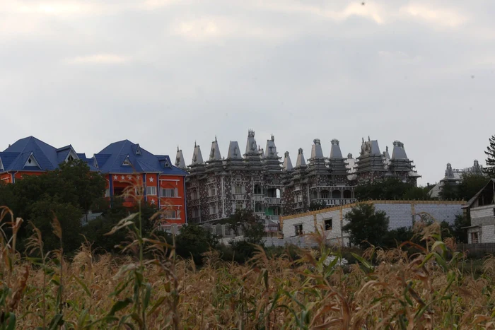 Palatele romilor din comuna ieşeană Grajduri FOTO: Adevărul