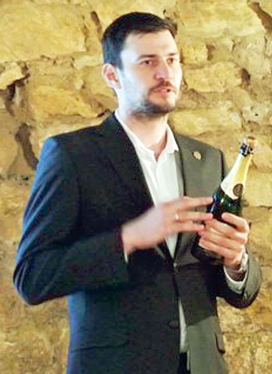 Somelierul Mihai Druţă a învăţat tainele vinului de la Cornelia