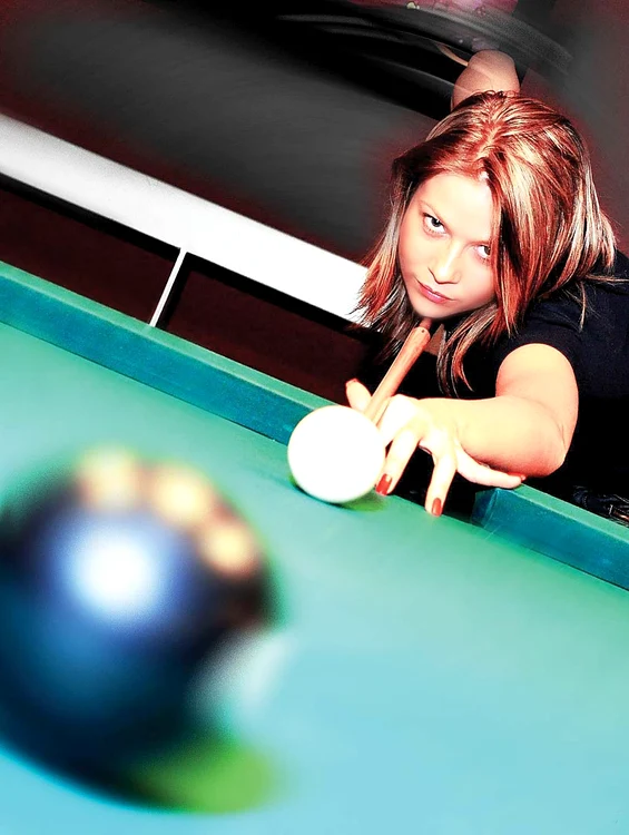 Sonia Simionov. A fost campioană naţională la înot, are diplomă de ama- tor în scufundări, a practicat tenis, fitness, baschet, a sărit cu paraşuta, dar pentru că problemele de sănătate au început să o supere, s-a axat acum doar pe biliard