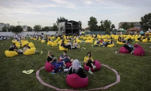 Spectatorii au stat la distanță, pe iarbă jpeg