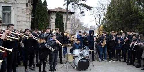 Momentul de rămas bun de la profesorul lor al elevilor de la Rotaria