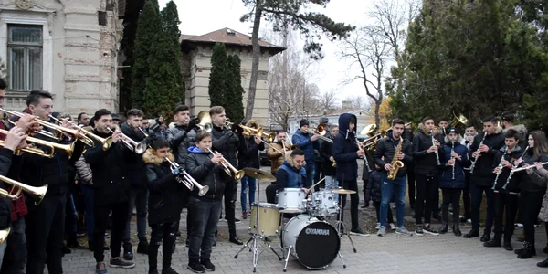 Momentul de rămas bun de la profesorul lor al elevilor de la Rotaria