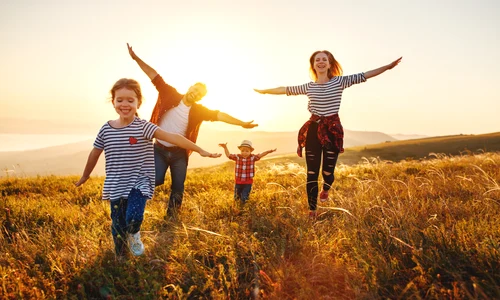 familie fericita in natura jpg