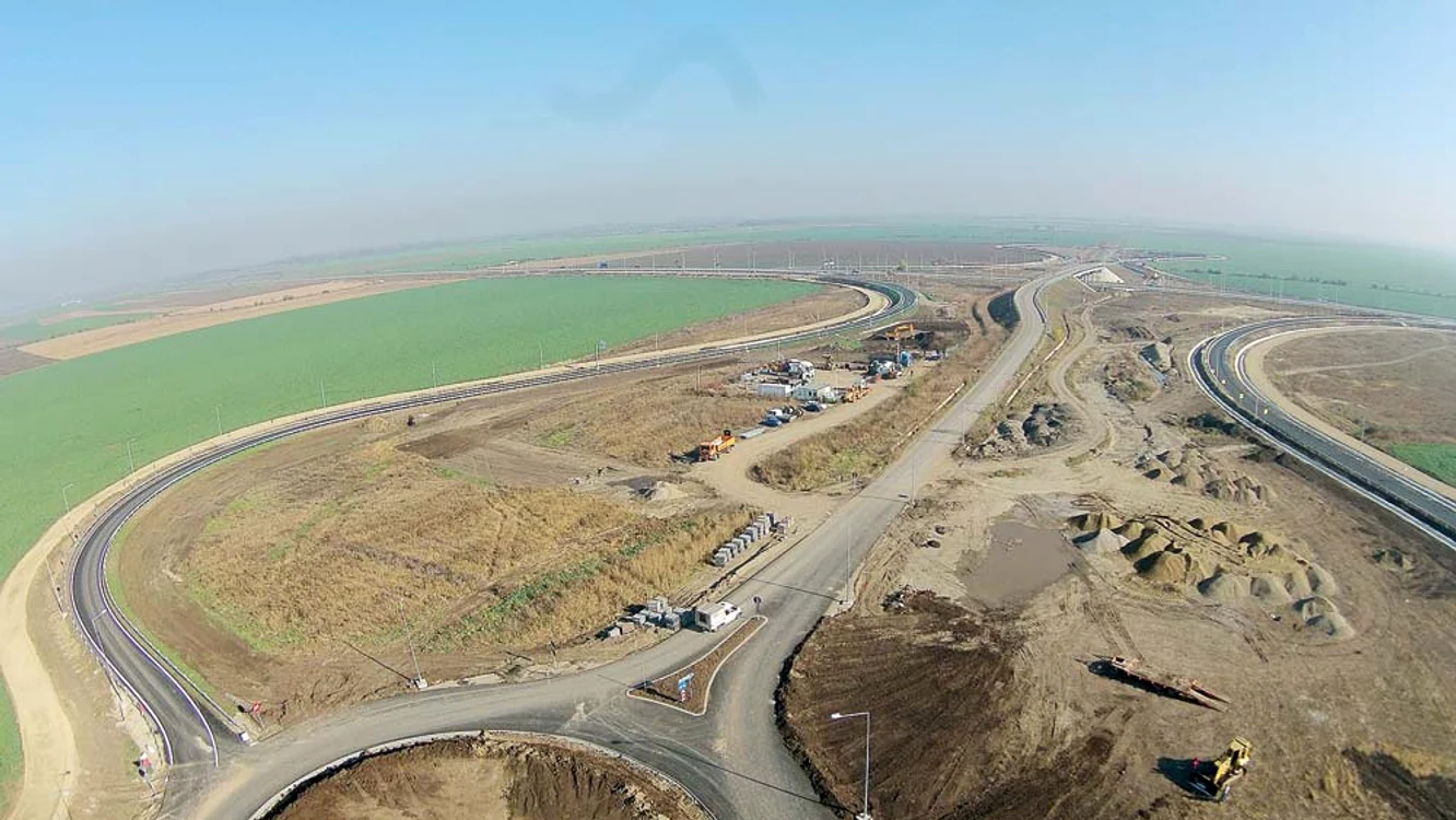 
    Nodul rutier se află la kilometrul 24,  cum vii dinspre Ploieşti, şi leagă de  autostradă localităţile Potigrafu şi Gherghiţei  