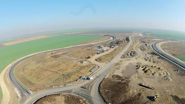 Nodul rutier se află la kilometrul 24, cum vii dinspre Ploieşti, şi leagă de autostradă localităţile Potigrafu şi Gherghiţei