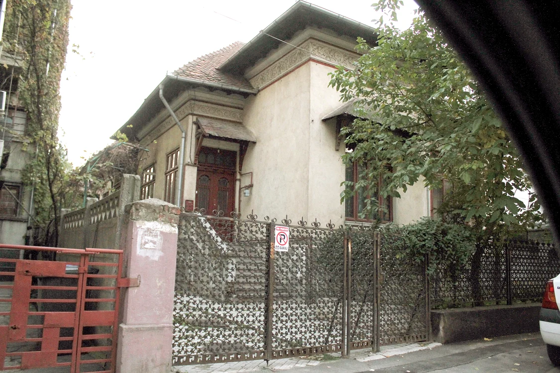 
    Casa de 685.000 de euro  din strada Caimatei, în  care a locuit până la sfârşitul  vieţii Ion Dolănescu,  este marele motiv de dispută  între Ionuţ şi Dragoş  