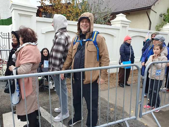 Daniel abia aşteaptă  să fotografieze catedrala