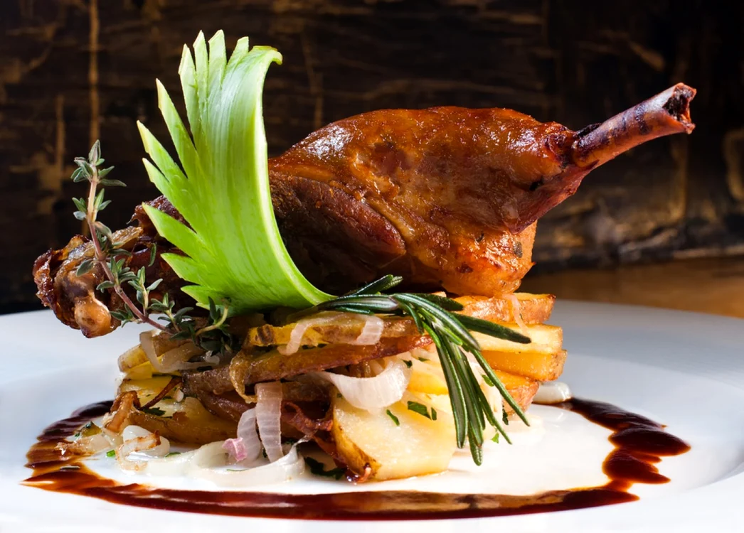 Confit de canard, unul dintre preparatele gustoase care pot fi încercate la Bordeaux. FOTO fluentu.com/Huffington Post