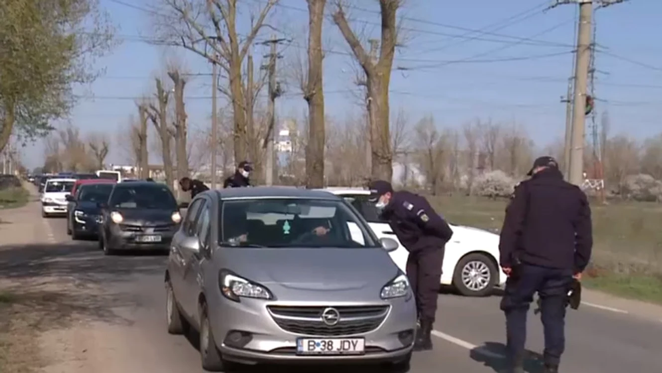 
    Oamenii veniți  la mănăstire  nu au știut  că localitatea  e în carantinăfoto: captură Digi24  