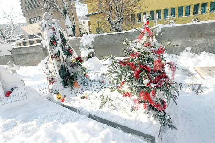 Mormântul Mălinei era ieri plin de lumânări