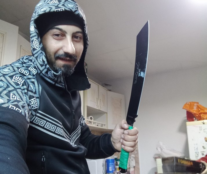 Bărbat ucis cu sabia de tatăl iubitei sale. Cum se poza criminalul pe rețelele sociale 