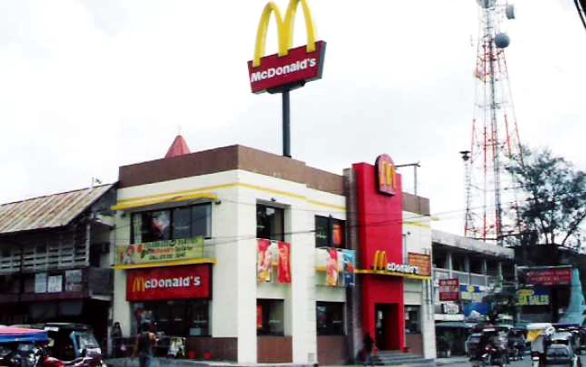Clienţii McDonald’s vor avea, în premieră, posibilitatea de a-şi comanda
 burgeri personalizaţi, după preferinţele fiecăruia, de la kiosk-uri 
touch-screen. FOTO Arhivă