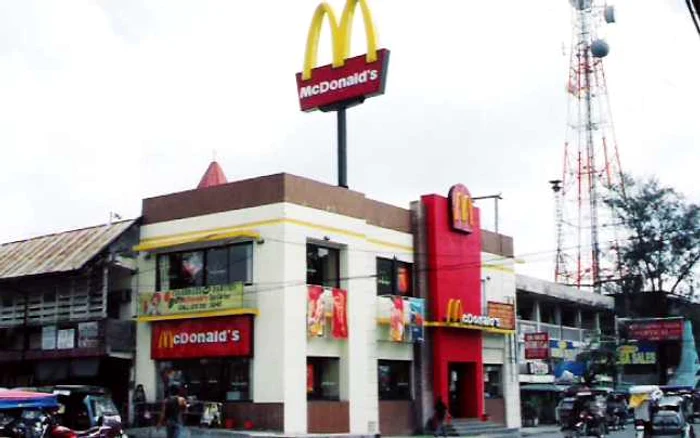 Clienţii McDonald’s vor avea, în premieră, posibilitatea de a-şi comanda
 burgeri personalizaţi, după preferinţele fiecăruia, de la kiosk-uri 
touch-screen. FOTO Arhivă