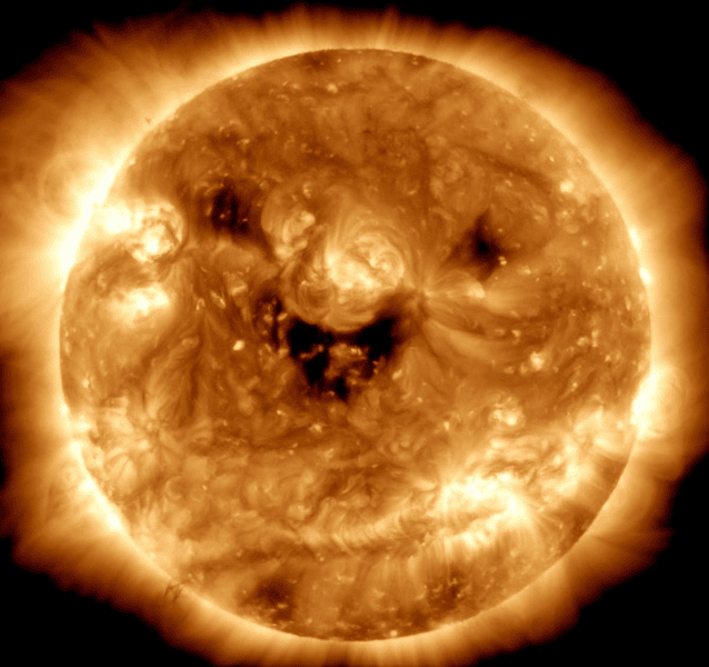 „Zâmbetul“ Soarelui, surprins de NASA. Fenomenul care ar putea lovi Pământul