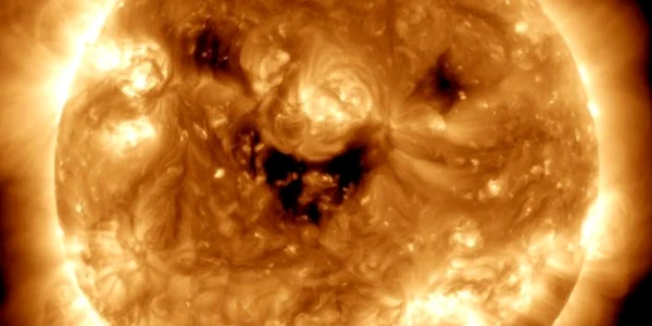 Soarele care „zâmbește”. Foto: NASA/ Twitter