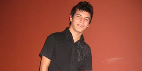 Bacău: Abel-Edison Corban Artistul care cântă în trei formaţii (PORTRET)