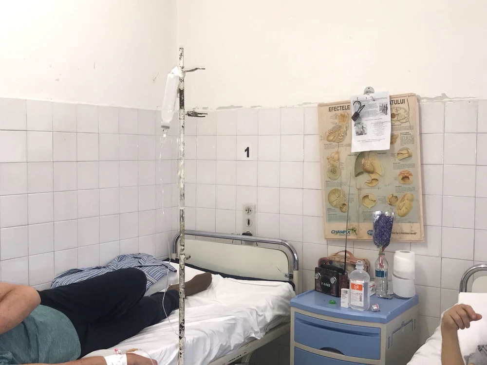 Saloanele sunt infecte, iar pacienții sunt nevoiți să-și facă singuri curat. Foto: Click.