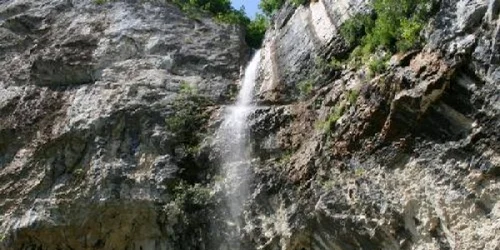 cascada roşeţ de lângă băile herculane 