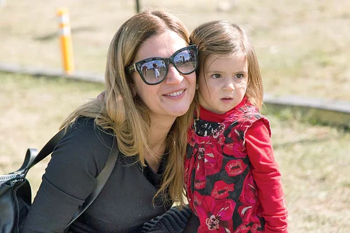 Alături de Alma, fetiţa ei de doi ani