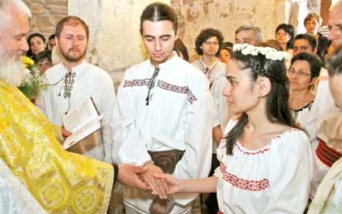 Pe lângă părinţi şi naşi, mirii au fost înconjuraţi doar de prieteni aleşi