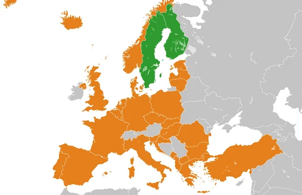 Suedia, Finlanda (cu verde) și statele NATO (portocaliu). Hartă de JayCoop / Wikimedia Commons 