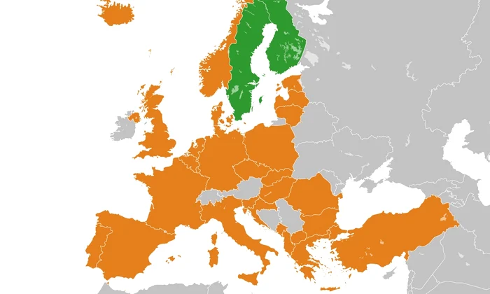 Suedia, Finlanda (cu verde) și statele NATO (portocaliu). Hartă de JayCoop / Wikimedia Commons 
