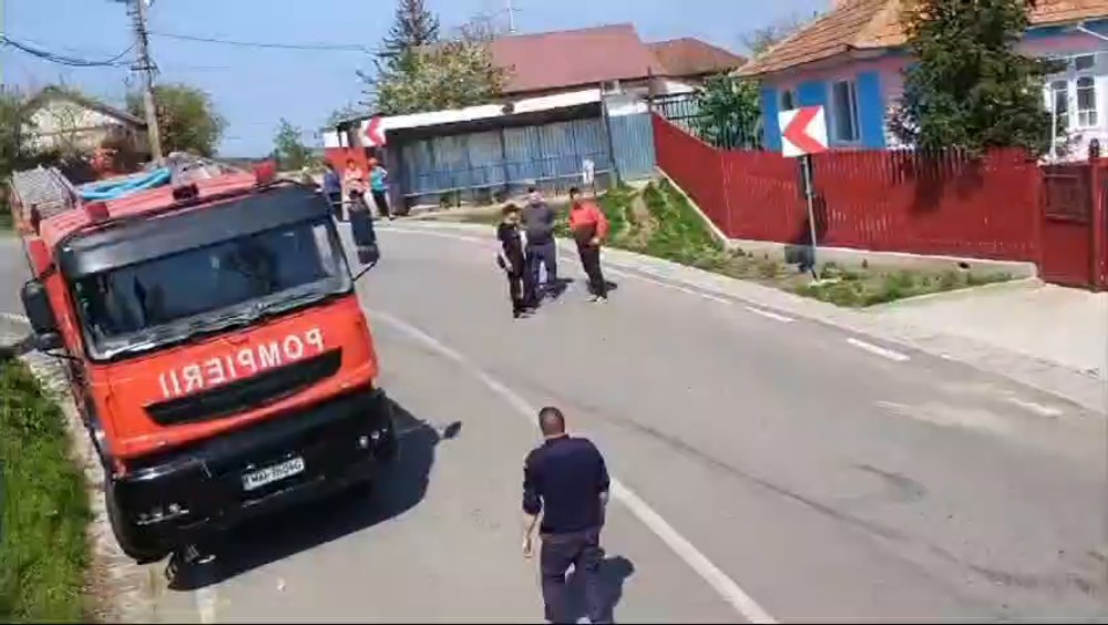 Camion încărcat cu piatră, răsturnat în Galați. Doi răniți grav, luați cu elicopterul SMURD VIDEO