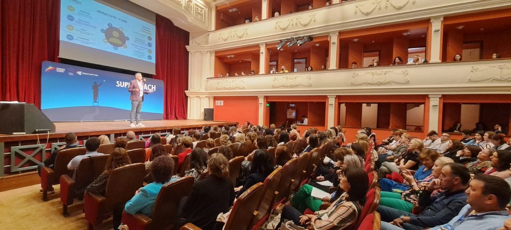 „Când vezi copilul din fața ta cu adevărat, ca pe un om, lucrurile se schimbă”. Despre Mentalitatea deschisă în educație