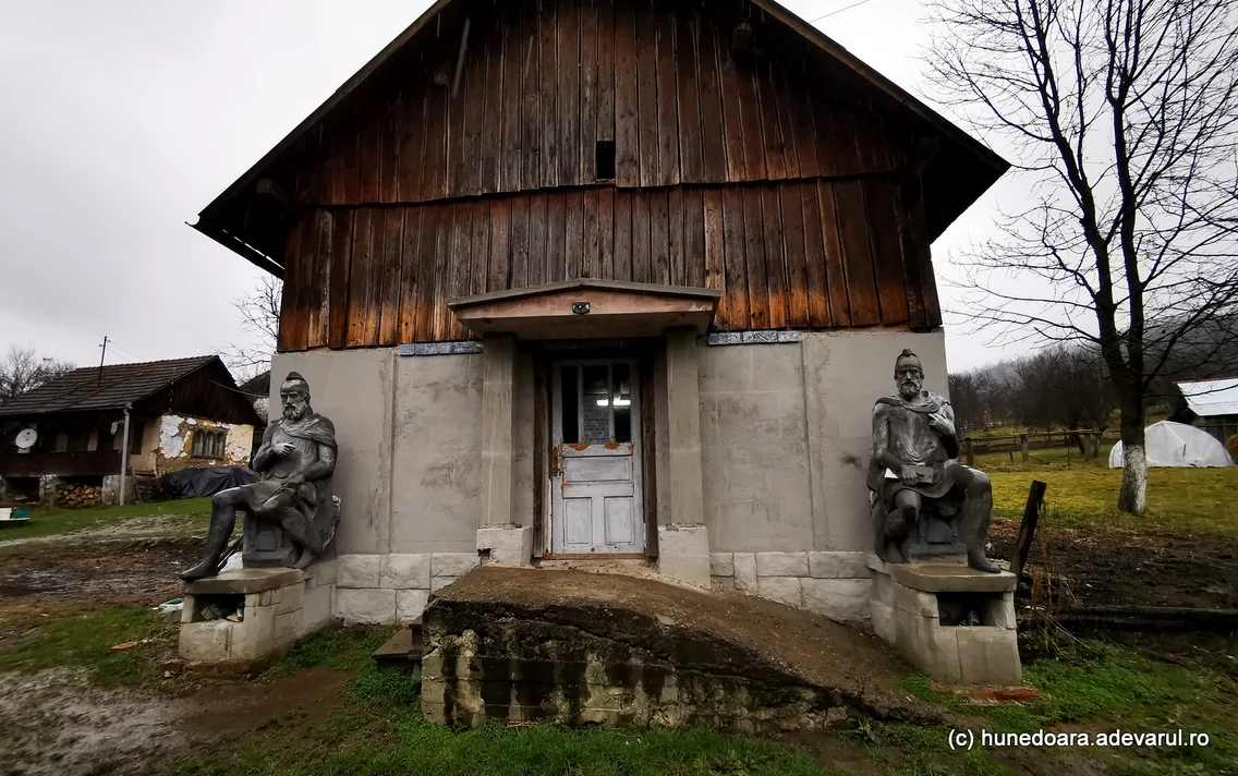 Marcel Poenar și sculpturile sale  Foto Daniel Guță (7) jpg